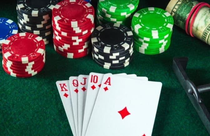  casino presented on mobile device in Pakistan with slots and live games